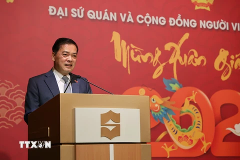 Đại sứ Việt Nam tại Singapore Mai Phước Dũng phát biểu chúc Tết bà con Kiều bào. (Ảnh: Lê Dương/TTXVN)