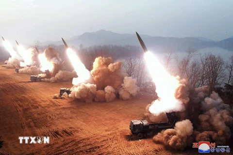 Đơn vị pháo binh Hwasong của Quân đội Nhân dân Triều Tiên tiến hành tập trận tấn công hỏa lực ngày 9/3/2023. (Ảnh: AFP/TTXVN)