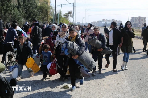 Người dân Palestine phải rời bỏ nhà cửa theo lệnh của Israel tại thành phố Khan Younis, miền Nam Dải Gaza ngày 26/1/2024. (Ảnh: THX/TTXVN)