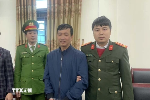 Lực lượng công an thực hiện lệnh bắt bị can để tạm giam đối với Phạm Văn Chờ. (Ảnh: TTXVN phát)