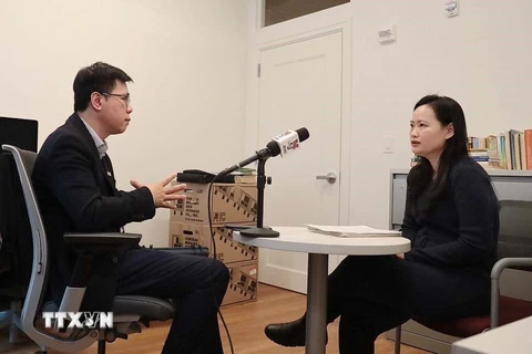 Bà Nguyễn Phương Chung, Giám đốc chương trình tiếng Việt thuộc Khoa Ngôn ngữ và Văn hóa Đông Á của Đại học Columbia (Mỹ), trả lời phỏng vấn của phóng viên TTXVN. (Ảnh: TTXVN phát)