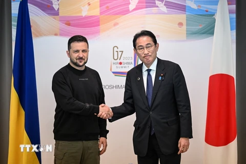 Tổng thống Ukraine Volodymyr Zelensky (trái) và Thủ tướng Nhật Bản Fumio Kishida trong cuộc gặp bên lề Hội nghị thượng đỉnh G7 ở thành phố Hiroshima ngày 21/5/2023. (Ảnh: AFP/TTXVN)