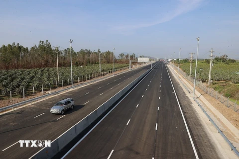 Tuyến đường bộ cao tốc Phan Thiết-Dầu Giây, đoạn qua tỉnh Bình Thuận. (Ảnh: Dương Giang/TTXVN)