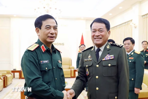 Bộ trưởng Bộ Quốc phòng Phan Văn Giang tiếp Tổng Tư lệnh Quân đội Hoàng gia Campuchia Vong Pisen trong chuyến thăm Việt Nam ngày 17/10/2023. (Ảnh: An Đăng/TTXVN)