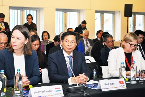 Bộ trưởng Bùi Thanh Sơn tham dự Hội nghị Bộ trưởng Ngoại giao ASEAN-EU lần thứ 24 (AEMM-24). (Nguồn: Báo Quốc tế)