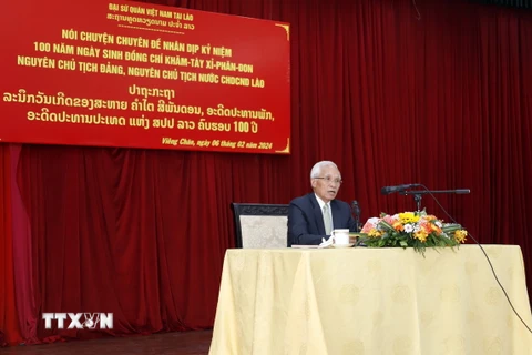 Bí thư Trung ương Đảng, Trưởng Ban Tuyên huấn Trung ương Đảng Nhân dân Cách mạng Lào, ông Khamphan Pheuyavong nói chuyện về cuộc đời và sự nghiệp của Chủ tịch Khamtay Siphandone tại sự kiện. (Ảnh: Phạm Kiên/TTXVN)