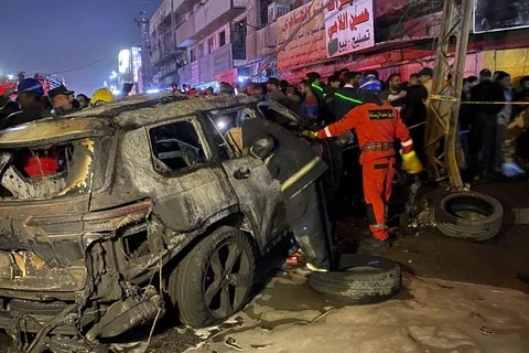 Chiếc xe bị cháy đen sau cuộc không kích bằng máy bay không người lái của Mỹ tại Baghdad ngày 7/2/2024. (Ảnh: AP)