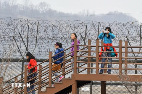 (Tư liệu) Khách du lịch tham quan Công viên hòa bình Imjingak gần Khu phi quân sự (DMZ) liên Triều, tại Paju, Hàn Quốc, ngày 5/4/2013. (Ảnh: AFP/TTXVN)
