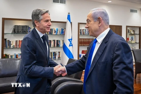 Thủ tướng Israel Benjamin Netanyahu (phải) trong cuộc gặp Ngoại trưởng Mỹ Antony Blinken tại Tel Aviv, ngày 9/1/2024. (Ảnh: THX/TTXVN)