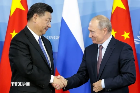 Tổng thống Nga Vladimir Putin (phải) và Chủ tịch Trung Quốc Tập Cận Bình tại cuộc gặp ở Vladivostok ngày 11/9/2018. (Ảnh: AFP/TTXVN)