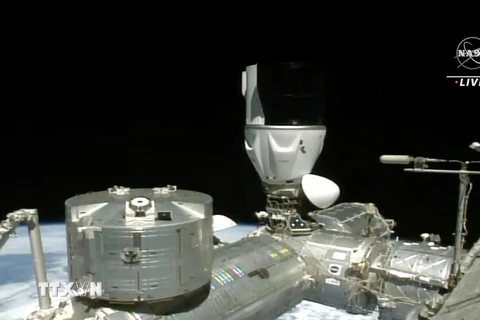 Tàu vũ trụ Dragon của Công ty SpaceX kết nối với Trạm ISS ngày 3/3/2023. (Ảnh: AFP/TTXVN)
