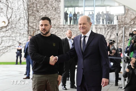 Tổng thống Ukraine Volodymyr Zelensky (trái) và Thủ tướng Đức Olaf Scholz tại cuộc gặp ở Berlin ngày 16/2/2024. (Ảnh: AFP/TTXVN)