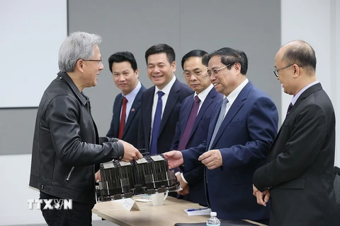 Chủ tịch và đồng sáng lập của NVIDIA Jensen Huang giới thiệu với Thủ tướng Phạm Minh Chính sản phẩm của NVIDIA. (Ảnh: Dương Giang/TTXVN)