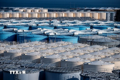 Các bể chứa nước thải nhiễm phóng xạ đã qua xử lý tại nhà máy điện hạt nhân Fukushima Daiichi ở tỉnh Fukushima, Nhật Bản. (Ảnh: AFP/TTXVN)
