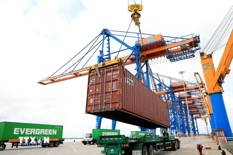 Bốc dỡ container tại cụm cảng Cái Mép, thị xã Phú Mỹ (Bà Rịa-Vũng Tàu). (Ảnh: Hồng Đạt/TTXVN)