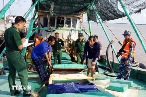 Tổ tuần tra kiểm tra tàu chở xăng dầu không rõ nguồn gốc. (Ảnh minh họa: TTXVN phát)