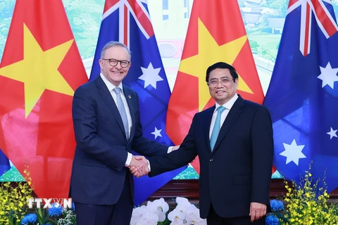 Thủ tướng Phạm Minh Chính và Thủ tướng Australia Anthony Albanese chụp ảnh chung nhân chuyến thăm Việt Nam. (Ảnh: Dương Giang/TTXVN)