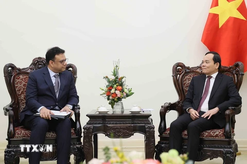 Phó Thủ tướng Trần Lưu Quang tiếp Phó Chủ tịch cấp cao Tập đoàn Procter và Gamble Nitin Darbari. (Ảnh: An Đăng/TTXVN)