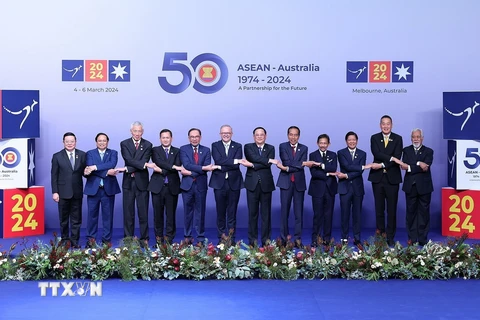 Thủ tướng Australia Anthony Albanese, Thủ tướng Phạm Minh Chính cùng các Trưởng đoàn và Tổng thư ký ASEAN Kao Kim Hourn chụp ảnh chung. (Ảnh: Dương Giang/TTXVN)