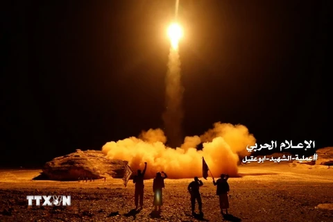 Phiến quân Houthi phóng một tên lửa đạn đạo từ thủ đô Sanaa của Yemen. (Ảnh: AFP/TTXVN)