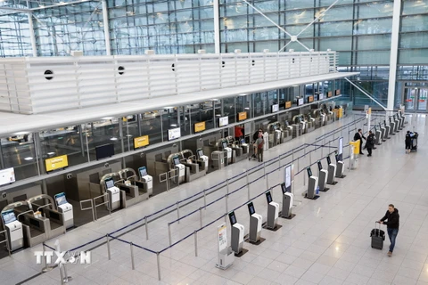 Cảnh vắng vẻ tại quầy làm thủ tục của Hãng hàng không Lufthansa ở sân bay quốc tế Frankfurt, Đức, do cuộc đình công của các nhân viên hàng không ngày 20/2/2024. (Ảnh: AFP/TTXVN)