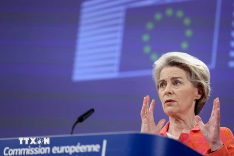 Chủ tịch Ủy ban châu Âu Ursula von der Leyen phát biểu tại cuộc họp báo ở Brussels, Bỉ, ngày 15/5/2023. (Ảnh: AFP/TTXVN)