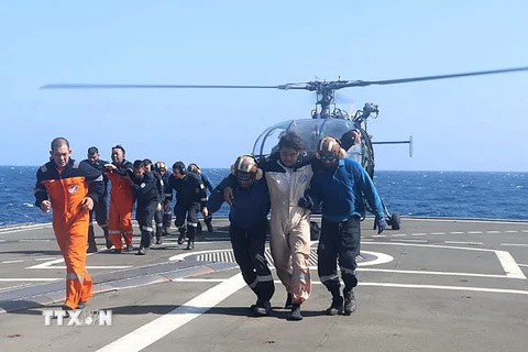 Lực lượng cứu hộ giải cứu thành viên thủy thủ đoàn tàu chở hàng True Confidence sau vụ tấn công trên Vịnh Aden, Yemen, ngày 6/3/2024. (Ảnh: AFP/TTXVN)