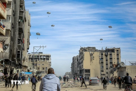 Hàng viện trợ được thả xuống Dải Gaza ngày 1/3/2024. (Ảnh: AFP/TTXVN)