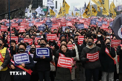 Các bác sỹ tham gia tuần hành phản đối kế hoạch tăng chỉ tiêu tuyển sinh ngành y tại Seoul, Hàn Quốc, ngày 3/3/2024. (Ảnh: Yonhap/TTXVN)
