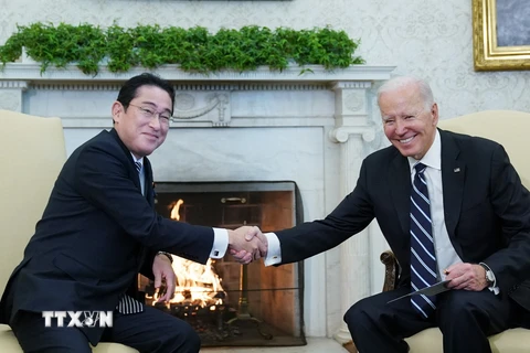 Tổng thống Mỹ Joe Biden (phải) trong cuộc gặp Thủ tướng Nhật Bản Fumio Kishida tại Washington, DC., ngày 13/1/2023. (Ảnh: AFP/TTXVN)