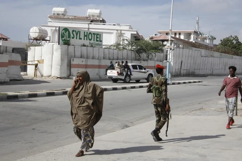 Lực lượng an ninh Somalia đứng gác bên ngoài khách sạn SYL ở thủ đô Mogadishu. (Ảnh: AP)