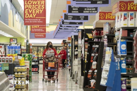 Người dân mua sắm tại siêu thị ở San Mateo, California, Mỹ, ngày 12/4/2023. (Ảnh: THX/TTXVN)