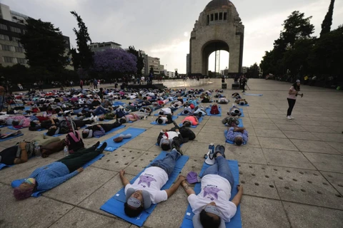 Nhiều người cùng nhau ngủ trưa tập thể tại thủ đô Mexico City để kỷ niệm Ngày Giấc ngủ Thế giới. (Ảnh: AP)