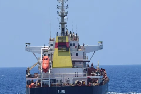 Tàu chở hàng Ruen bị cướp biển bắt giữ. (Ảnh: Reuters)