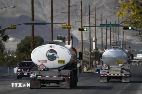 Xe chở xăng dầu gần nhà máy lọc dầu ở El Paso, Texas, Mỹ. (Ảnh: AFP/TTXVN)