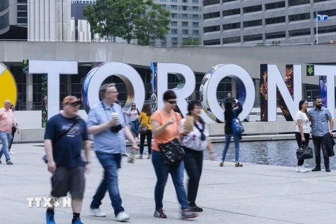 Người dân di chuyển trên đường phố tại Toronto, Ontario, Canada, ngày 16/6/2023. (Ảnh: THX/TTXVN)