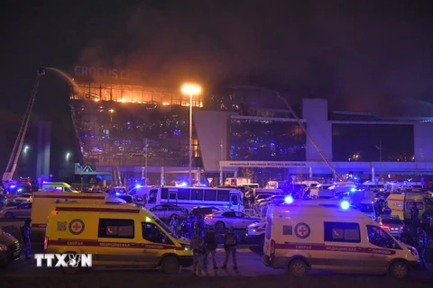 Lực lượng phản ứng nhanh được triển khai tại hiện trường vụ nổ súng nhằm vào trung tâm thương mại Crocus City Hall ở Moskva, Nga tối 22/3/2024. (Ảnh: THX/TTXVN)