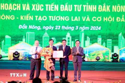 Phó Thủ tướng Trần Lưu Quang trao quyết định phê duyệt Quy hoạch tỉnh Đắk Nông thời kỳ 2021-2030, tầm nhìn đến năm 2050 cho lãnh đạo tỉnh Đắk Nông. (Ảnh: Hưng Thịnh/TTXVN)