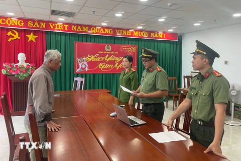 Phòng An ninh điều tra (Công an tỉnh Ninh Thuận) đọc lệnh bắt tạm giam đối tượng Võ Quý Nam. (Ảnh: TTXVN phát)