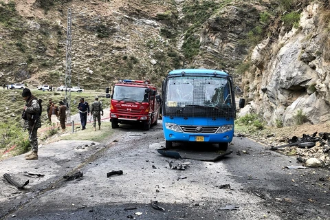 Hiện trường vụ đánh bom nhằm vào đoàn xe chở các kỹ sư Trung Quốc ở Pakistan. (Ảnh: AFP)