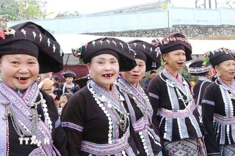Đặc sắc trang phục truyền thống và tục nhuộm răng đen của người Lào ở Lai Châu