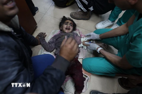 Một em nhỏ bị thương sau cuộc tấn công của Israel được đưa tới bệnh viện ở Deir el-Balah, Dải Gaza ngày 8/3/2024. (Ảnh: THX/TTXVN)