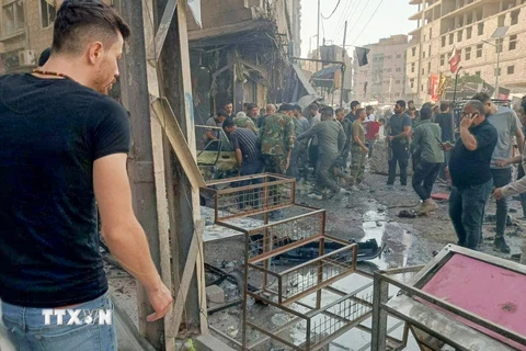 Hiện trường vụ nổ bom tại thị trấn Sayyida Zeinab, ngoại ô Damascus, Syria, ngày 27/7/2023. (Ảnh: AFP/TTXVN)