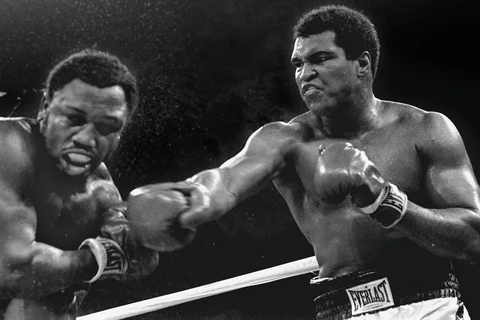 Trận so găng kinh điển giữa võ sỹ huyền thoại Muhammad Ali (phải) và Joe Frazier vào tháng 10/1975. (Ảnh: AP)