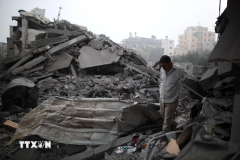 Cảnh đổ nát sau không kích của Israel xuống trại tị nạn Maghazi ở Dải Gaza, ngày 4/4/2024. (Ảnh: THX/TTXVN)