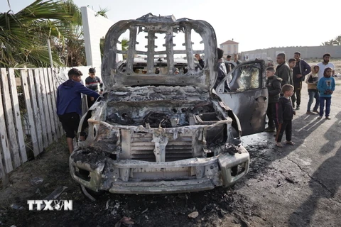 Chiếc xe của tổ chức viện trợ lương thực World Central Kitchen (Mỹ) cháy rụi sau khi trúng không kích của Israel tại Dải Gaza ngày 2/4/2024. (Ảnh: AFP/TTXVN)