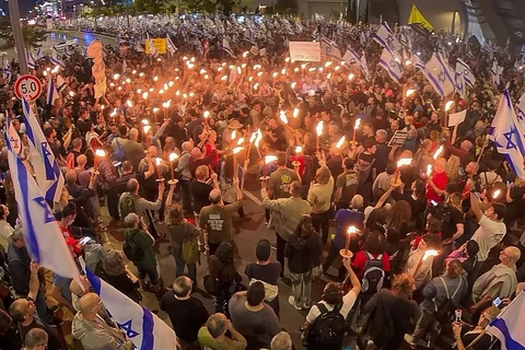 Người biểu tình bên ngoài trụ sợ Lực lượng Phòng vệ Israel tại Tel Aviv ngày 6/4/2024. (Nguồn: Times of Israel)