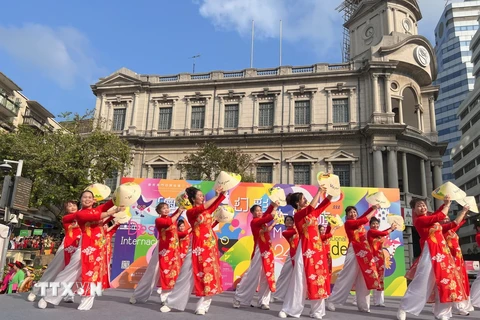Phụ nữ Việt Nam quảng bá văn hóa dân tộc tại lễ diễu hành đặc biệt ở Macau