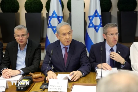 Thủ tướng Israel Benjamin Netanyahu (giữa) chủ trì cuộc họp nội các ở Tel Aviv ngày 31/3/2023. (Ảnh: AFP/TTXVN)