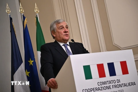 Ngoại trưởng Italy Antonio Tajani phát biểu tại cuộc họp báo ở Turin ngày 31/10/2023. (Ảnh: AFP/TTXVN)